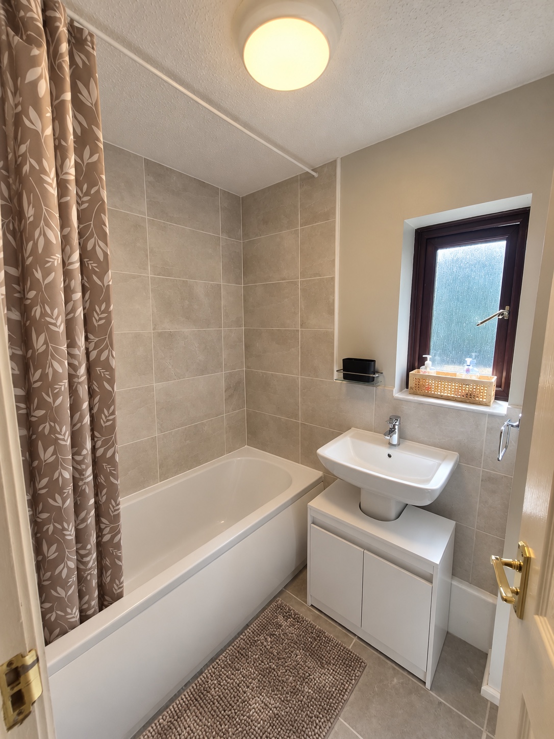 Bathroom with bathtub and wash basin
