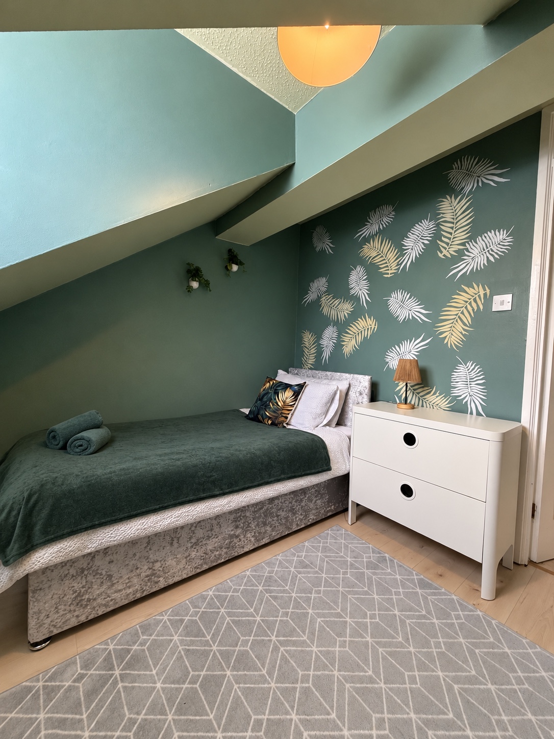 Single bedroom with green feature wall