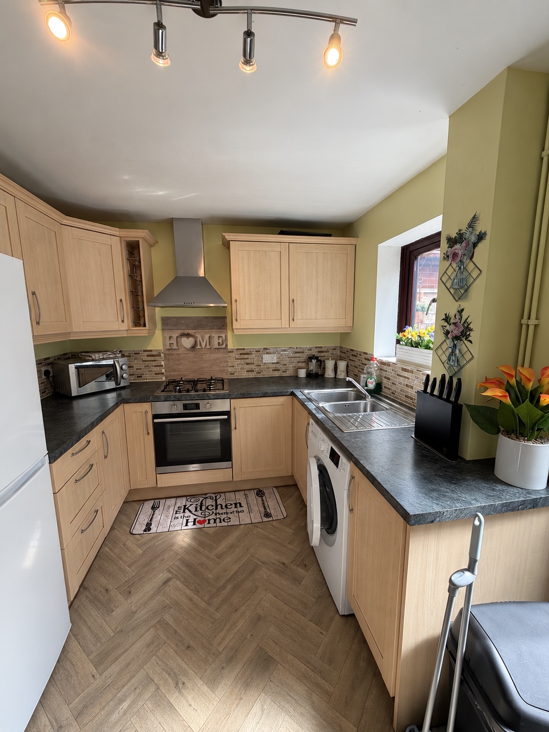 Kitchen with oven, sink and washing machine